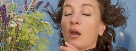 Eine Frau, die niest, wegen Allergie